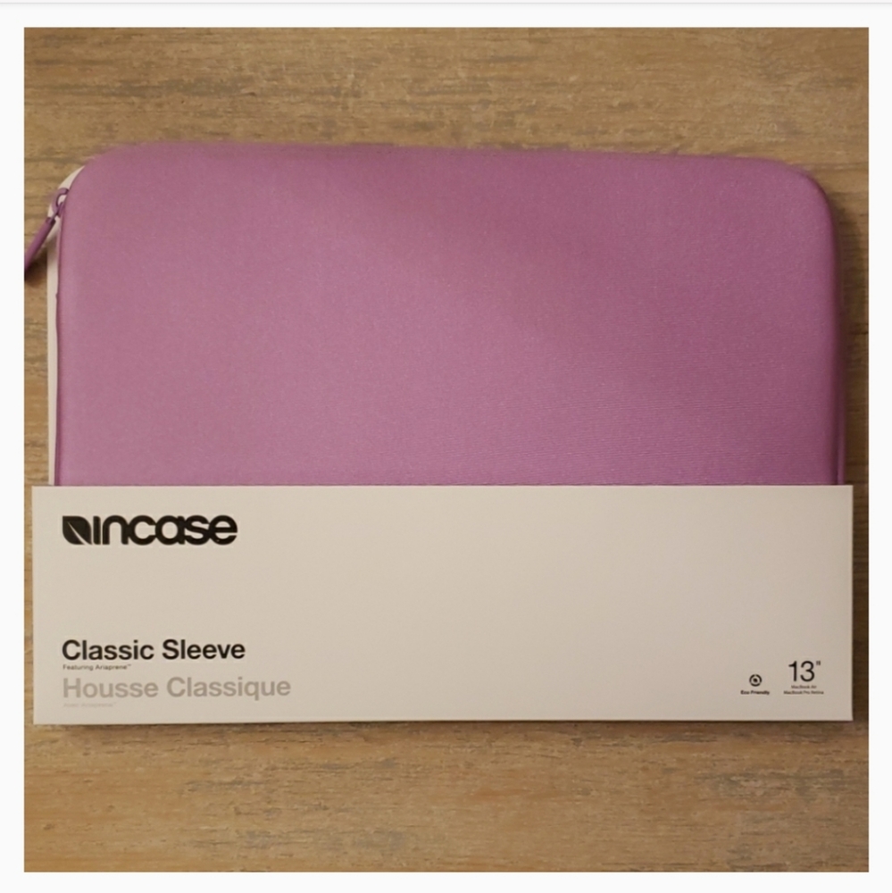 Incase Classic Sleeve Featuring Ariaprene
